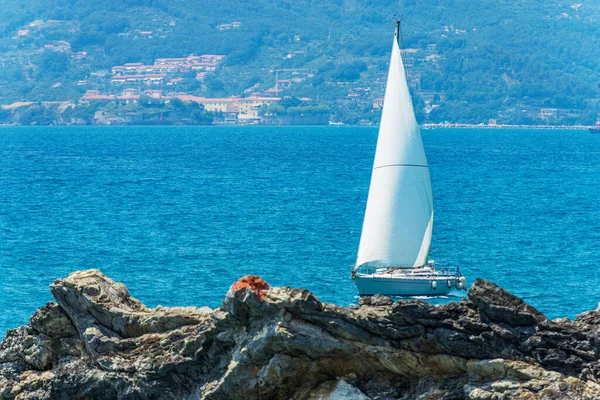 Weißes Segelboot Blauen Mittelmeer Mit Klippen Vordergrund Vor Dem Dorf — Stockfoto