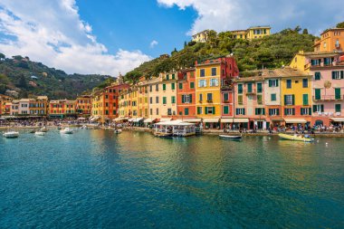 Portofino şehri ve limanı, Cenova Eyaleti, Liguria, İtalya, Avrupa 'daki ünlü lüks turizm beldesi. Renkli evler, Akdeniz (Ligurian denizi)).