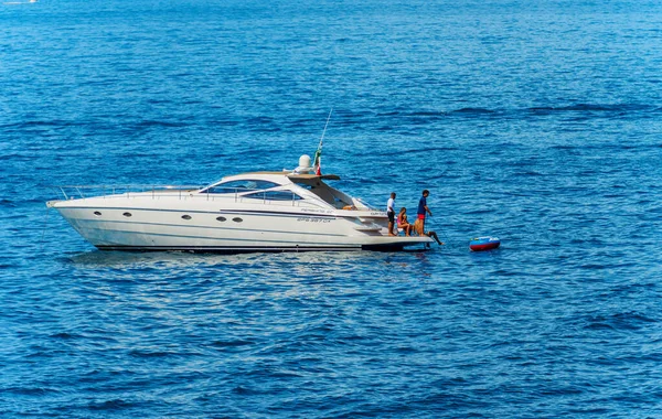 Spezia Italy Липня 2022 Білий Розкішний Моторний Човен Синьому Середземному — стокове фото