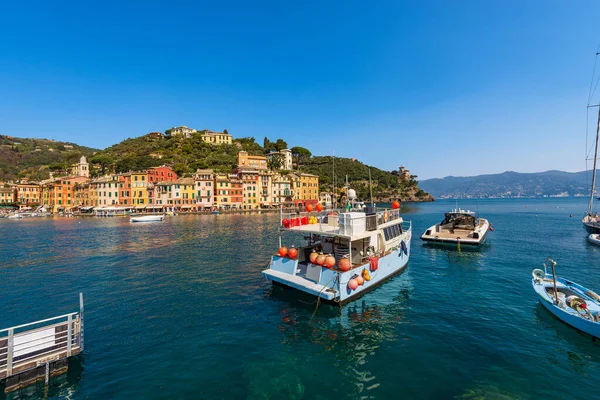 漁船とモーターボートは ジェノヴァ州 リグーリア州 イタリア ヨーロッパの高級観光地 ポルトフィーノの有名な港に係留されました カラフルな家 地中海 リグーリア海 — ストック写真