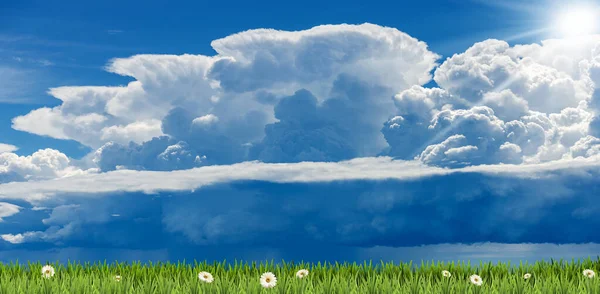 Hermosas Nubes Cúmulos Cumulonimbus Cielo Azul Con Lluvia Torrencial Rayos —  Fotos de Stock
