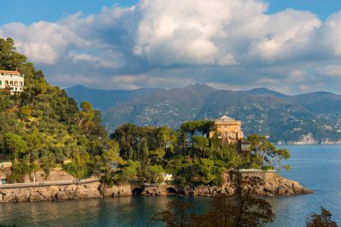 Paraggi ve Portofino arasındaki güzel körfez. Cenova Eyaleti, Liguria, İtalya, Avrupa 'daki lüks turizm beldesi. Sahil ve Akdeniz (Ligurian Denizi)).