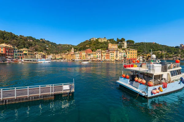 木製の桟橋と漁船は ジェノヴァ州 リグーリア州 イタリア ヨーロッパの高級観光地であるポルトフィーノの有名な港に係留されました カラフルな家 地中海 リグーリア海 — ストック写真