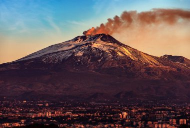 Catania şehri ve Etna Yanardağı şafak vakti dumanlı, Sicilya adası, İtalya, Avrupa