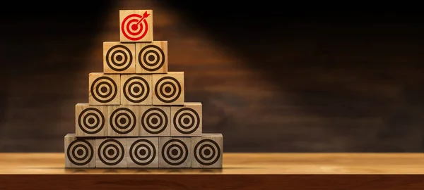 Стек Дерев Яних Блоків Утворюють Піраміду Багатьма Порожніми Коричневими Цілями — стокове фото