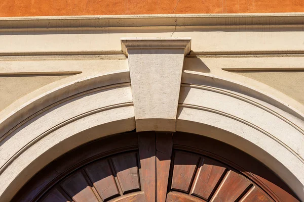 Detailní Záběr Prastarý Mramorový Oblouk Základním Kamenem Hnědými Dřevěnými Dveřmi — Stock fotografie