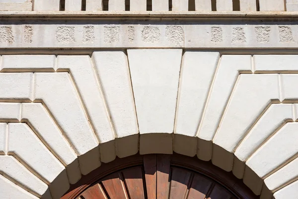 キーストーンと茶色の木製のドア フルフレーム 写真と中世の白い大理石のアーチの閉鎖 ブレシアのダウンタウン ロンバルディア州 イタリア ヨーロッパ — ストック写真