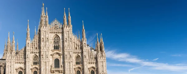 Duomo Milano Cephesi Bulutlu Açık Mavi Gökyüzüne Kopyalama Alanına Karşı — Stok fotoğraf
