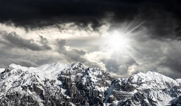 Picos Montaña Nevados Los Alpes Italianos Contra Cielo Oscuro Dramático — Foto de Stock