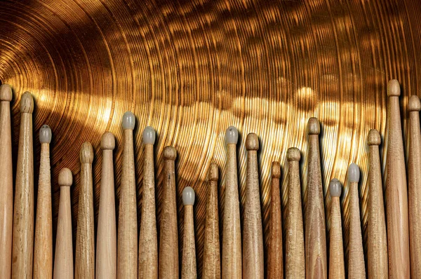 Großaufnahme Einer Großen Gruppe Hölzerner Drumsticks Auf Einem Goldfarbenen Becken — Stockfoto