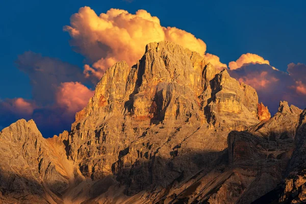 Hermoso Pico Montaña Los Dolomitas Atardecer Con Nubes Cúmulos Croda — Foto de Stock