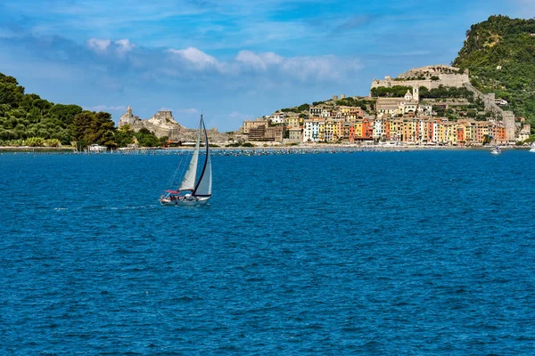 在意大利利古里亚拉斯皮西亚湾波尔图韦内尔港或波尔托韦内尔镇 教科文组织世界遗产所在地 前航行的帆船 — 图库照片
