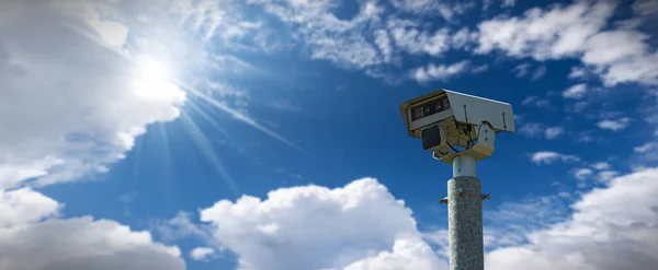 광선으로 하늘에 현대식 카메라 카메라 부착하는 — 스톡 사진