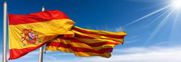 Närbild Spansk Och Katalansk Flagga Rojigualda Och Senyera Med Flaggstång — Stockfoto