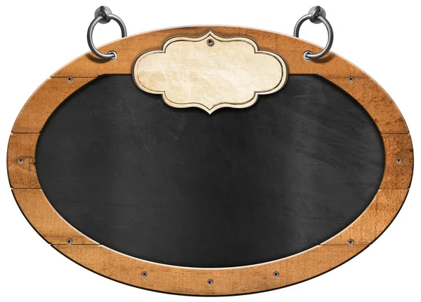 木製の楕円形のフレーム 楕円形 と空のラベルを持つ古い空白の黒板 ぶら下がり用の鋼リング 白い背景とコピースペース テンプレートに分離 — ストック写真