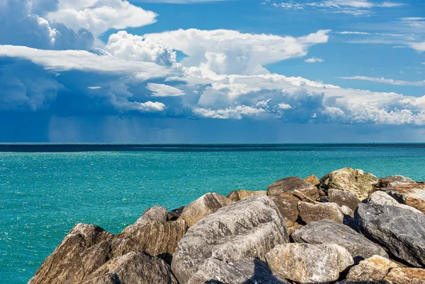 Узбережжя Прісною Водою Або Стоком Зробленим Гігантських Валунів Красивого Морського — стокове фото