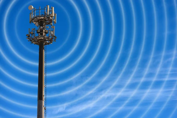 アンテナ 及び電波を有する電気通信塔の閉鎖 雲及びコピースペースを有する澄んだ青空に対する — ストック写真