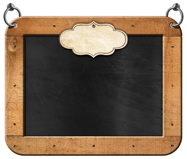 木製の長方形のフレームと空のラベルを持つ古い空白の黒板 ぶら下がり用の鋼リング 白い背景とコピースペース テンプレートに分離 — ストック写真