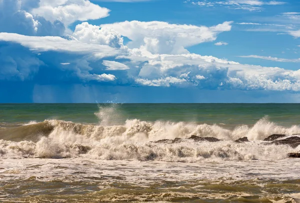 Важке Море Штормовими Хмарами Купчастими Проливним Дощем Горизонті Середземне Море — стокове фото