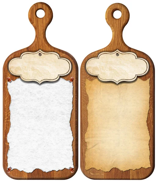 羊皮紙 と空のラベルの空白のシートを持つ2つの古い木製のまな板 白い背景に隔離された レシピや食べ物や飲み物のテンプレートメニュー トップビュー — ストック写真