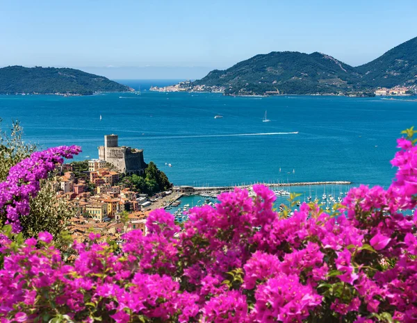 ラスペツィア湾 地中海 リグーリア イタリア 南ヨーロッパの海岸にある観光地 ルリチとポルト ヴェネレの街並 地平線では パルマリア島 ストック画像