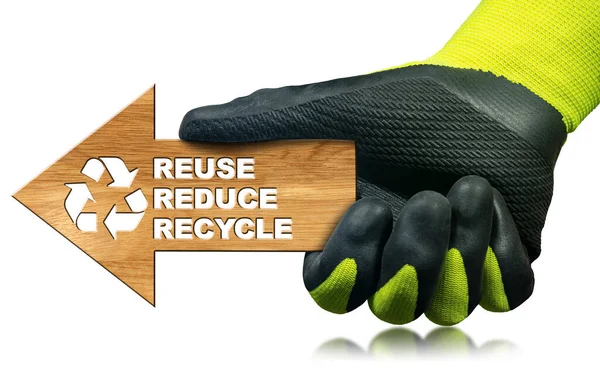 緑と黒の保護作業手袋と手動労働者は テキストの再利用 削減とリサイクルと木製の方向標識を保持します 白い背景に隔離されている 持続可能な資源概念 — ストック写真