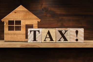 Metin Vergisi! Tahta bloklardan ve tahta rafta küçük bir model evden yapılmış..