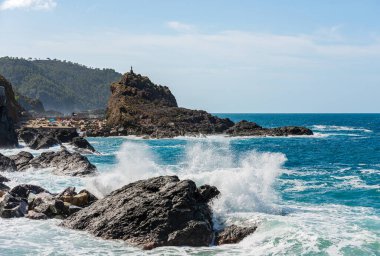 Küçük liman ve Akdeniz kıyıları (Ligurian Denizi). Framura köyü, La Spezia eyaletine bağlı turizm beldesi, Cinque Terre, İtalya, Güney Avrupa.