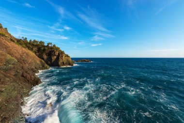 Küçük Framura ve Bonassola köyü, Cinque Terre, La Spezia ili, Liguria, İtalya, güney Avrupa arasında mavi Akdeniz (Ligurian denizi) ile Rocky sahili ve uçurumları.