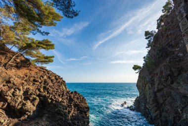 Küçük Framura ve Bonassola köyü, Cinque Terre, La Spezia ili, Liguria, İtalya, güney Avrupa arasında mavi Akdeniz (Ligurian denizi) ile Rocky sahili ve uçurumları. 