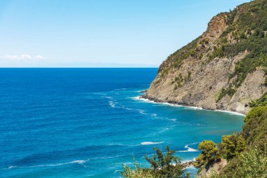 Küçük Framura Köyü (Cinque Terre) yakınlarında kayalık kıyı şeridi ve Akdeniz (Ligurian denizi). La Spezia, Liguria, İtalya, Avrupa.
