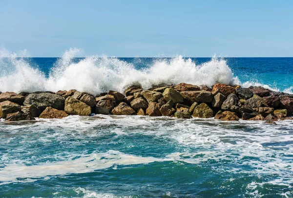 Large White Waves Sea Break Rocks Breakwater Small Village Framura — Stock Photo, Image