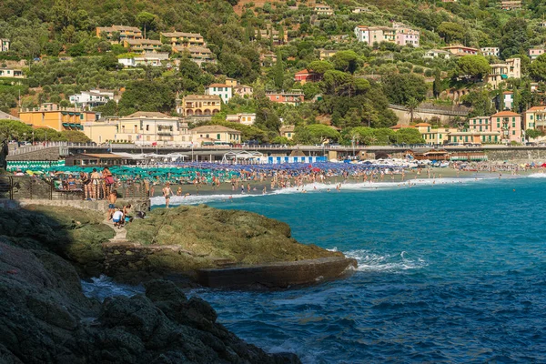 ボナッソーラ イタリア ジュリー 2023 ボナッソーラビーチは 晴れた夏の日 リグーリア海岸の小さな町と観光リゾートで観光客で賑わっています スペイン リグリア イタリア — ストック写真