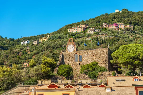 Bonassola köyünün antik kalesi (XVI yüzyıl), La Spezia, Liguria, İtalya, Avrupa. Bu şatonun görevi Ligurian denizinden (Akdeniz) gelen korsan saldırılara karşı korumaktı.).