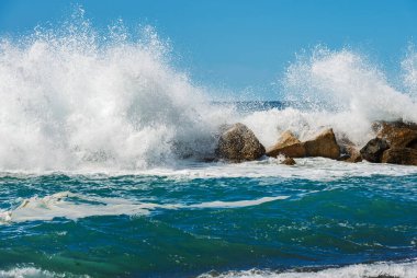 Büyük beyaz deniz dalgaları kayalara çarpıyor. Framura 'nın küçük bir köyü yakınlarındaki Breakwater. La Spezia, Liguria, İtalya, Avrupa. Akdeniz.