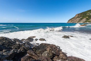 Küçük Framura Köyü (Cinque Terre) yakınlarındaki Liguria İtalya 'da (Ligurian denizi) Akdeniz kıyısında kayalık ve uçurumlar. La Spezia, Liguria, İtalya, Avrupa.