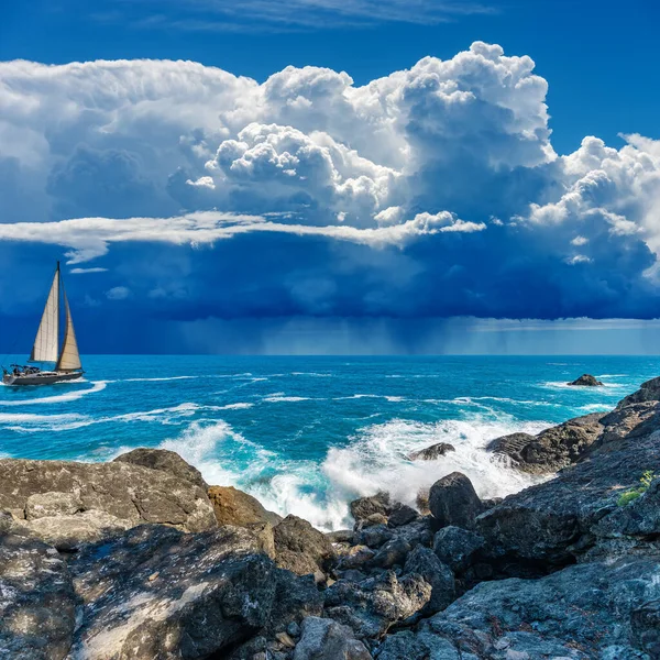 Bela Paisagem Marinha Falésias Com Nuvens Tempestade Cumulonimbus Chuva Torrencial — Fotografia de Stock