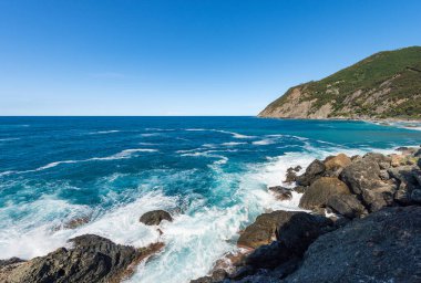 Küçük Framura Köyü (Cinque Terre) yakınlarındaki Liguria İtalya 'da (Ligurian denizi) Akdeniz kıyısında kayalık ve uçurumlar. La Spezia, Liguria, İtalya, Avrupa.