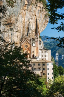 Meryem Ana della Corona 'nın mabedi (Kraliyetin Hanımı). İtalyan Alpleri, Ferrara di Monte Baldo, Spiazzi, Verona ili, Veneto, İtalya, Avrupa.