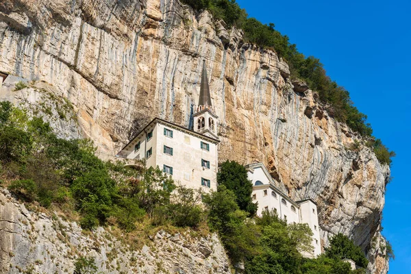 Meryem Ana della Corona 'nın mabedi (Kraliyetin Hanımı). İtalyan Alpleri, Ferrara di Monte Baldo, Spiazzi, Verona ili, Veneto, İtalya, Avrupa.