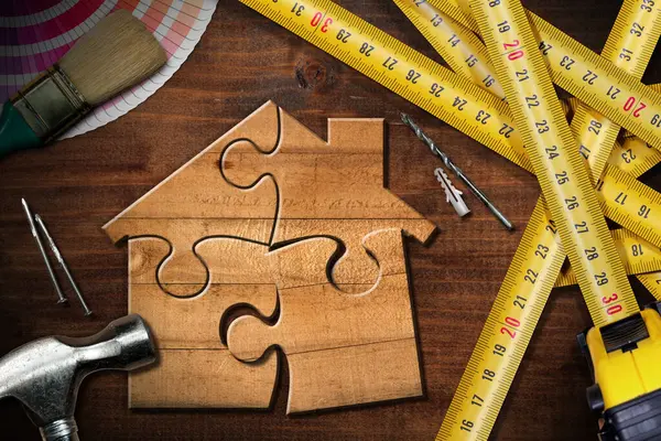 木製の工作機械 テープ対策 ハンマー ドリルビット ペンキブラシで作られた木製の家 ホーム改善コンセプト ストックフォト