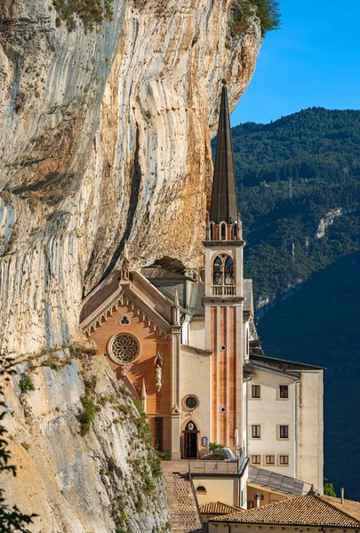 Meryem Ana della Corona 'nın mabedi (Kraliyetin Hanımı). İtalyan Alpleri, Ferrara di Monte Baldo, Spiazzi, Verona ili, Veneto, İtalya, Avrupa.