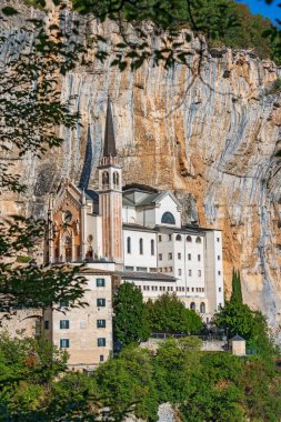 Meryem Ana della Corona 'nın mabedi (Kraliyetin Hanımı). İtalyan Alpleri, Ferrara di Monte Baldo, Spiazzi, Verona ili, Veneto, İtalya, Avrupa.