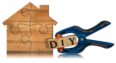 Tahta ev yapboz parçalarından yapılmış ve yaylı plastik klemp ve metin Diy (kendin yap), tahta bloklardan yapılmış, beyaz arka planda izole edilmiş..