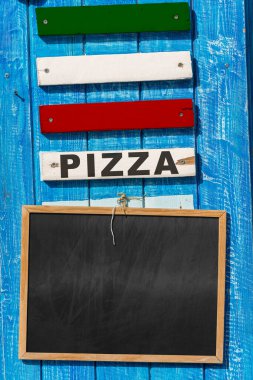 İtalya Pizza Menüsü için bir şablon. Ahşap çerçeveli boş karatahta kopyalama alanı, metin Pizza ve İtalyan Bayrağı.