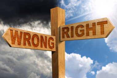 Açık mavi gökyüzüne karşı doğru ve yanlış yazılı iki tahta yön işareti. Güneş ışınları ve kara fırtına bulutları ile dramatik bir gökyüzü..