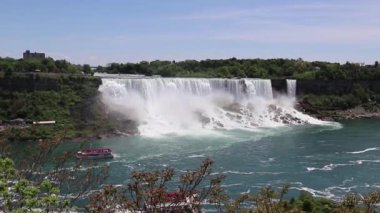 Panorama Niagara Şelalesi - Amerikan Şelalesi. Turistlerle dolu bir yolcu gemisi nehirden aşağı gidiyor. Doğa manzarası, Amerika 'yı gezmek. Niagara, Ontario, Kanada