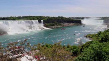 Panorama - Niagara Şelalesi - At nalı ve Amerikan Şelalesi, nehirde turistli yolcu gemileri. Güneşli bir gün, doğa manzarası, seyahat eden Amerika. Niagara, Ontario, Kanada