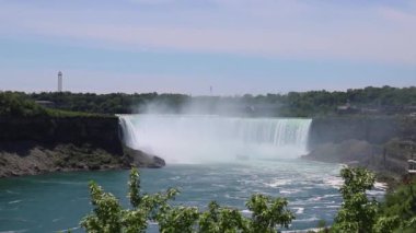 Panorama - Niagara Şelalesi - At nalı ve Amerikan Şelalesi, nehirde turistli yolcu gemileri. Güneşli bir gün, doğa manzarası, seyahat eden Amerika. Niagara, Ontario, Kanada