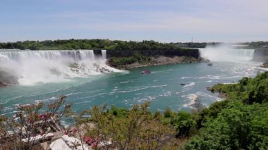 Panorama - Niagara Şelalesi - At nalı ve Amerikan Şelalesi, nehirde turistli yolcu gemileri. Güneşli bir gün, doğa manzarası, seyahat eden Amerika. Niagara, Ontario, Kanada